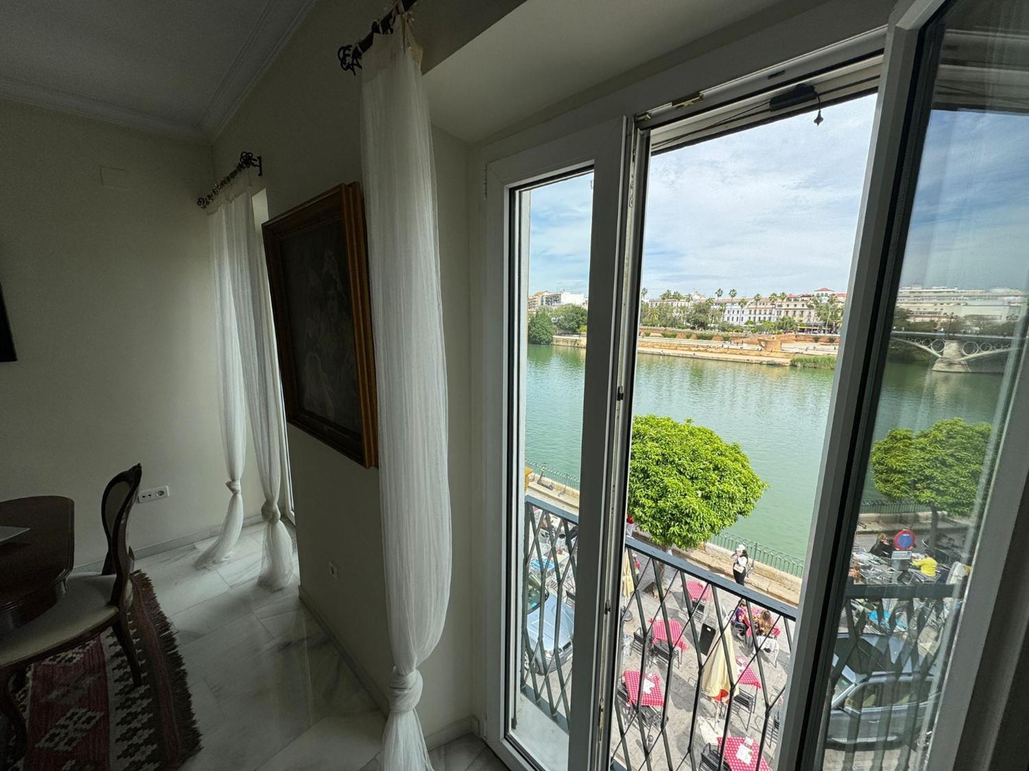 세비야 Wonderful Duplex In Calle Betis 아파트 외부 사진