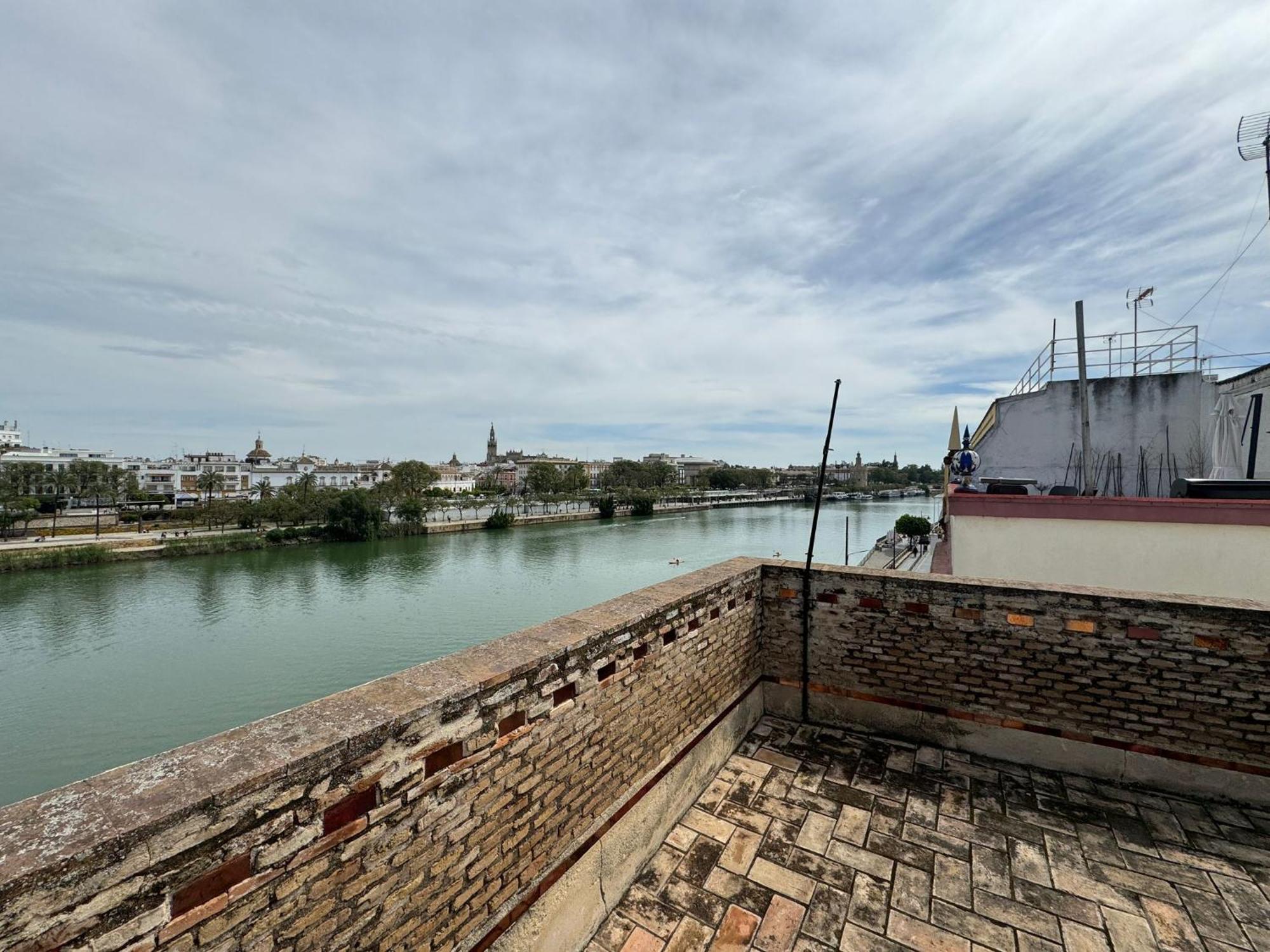 세비야 Wonderful Duplex In Calle Betis 아파트 외부 사진